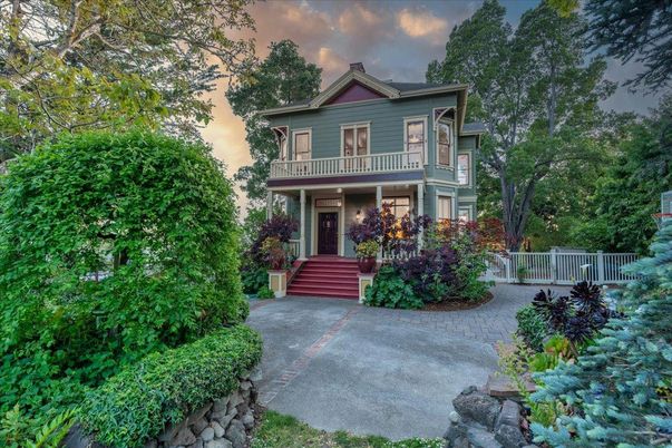 Exterior, Facade, Queen Anne Victorian