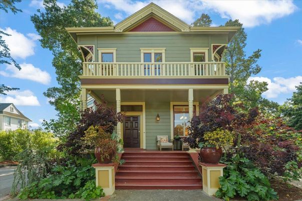 Exterior, Facade, Queen Anne Victorian