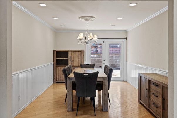 Chandelier, Dining room, Interior, Recessed Lighting, Wood Texture Flooring