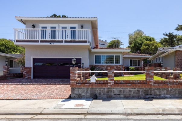 Attached, Exterior, Facade, Mediterranean