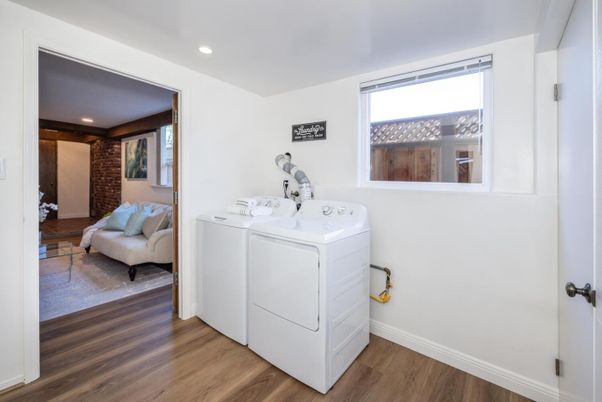 Interior, Recessed Lighting, Washer, Wood Texture Flooring