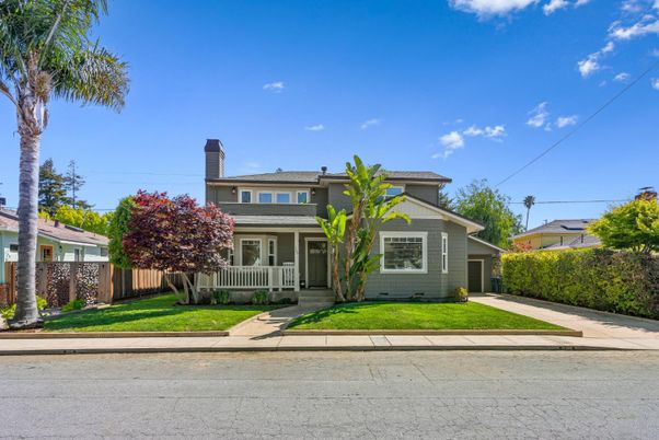 Exterior, Facade, American Foursquare
