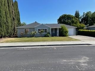 Attached, Exterior, Facade, Ranch