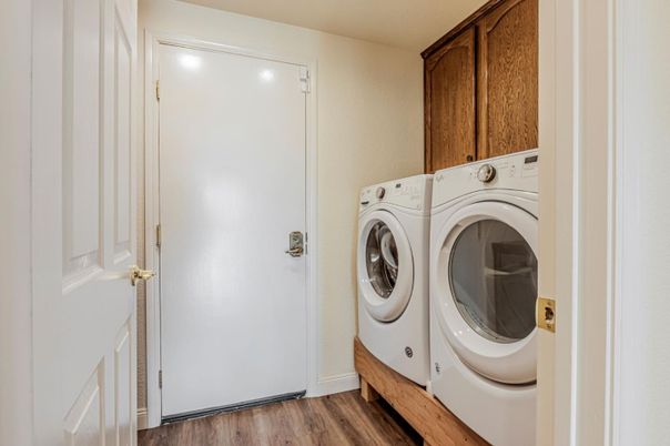 Interior, Utility Closets, Washer, Wood Texture Flooring