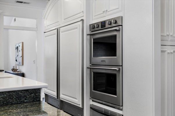 Exterior, Kitchen, Stainless Steel Appliances
