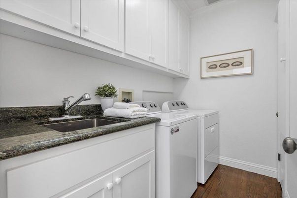 Interior, Washer, Wood Texture Flooring