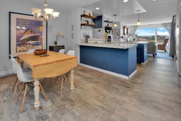Chandelier, Dining room, Interior, Kitchen, Pendant Lights, Recessed Lighting, Wood Texture Flooring