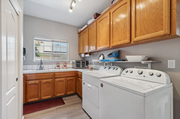 Interior, Washer, Wood Texture Flooring