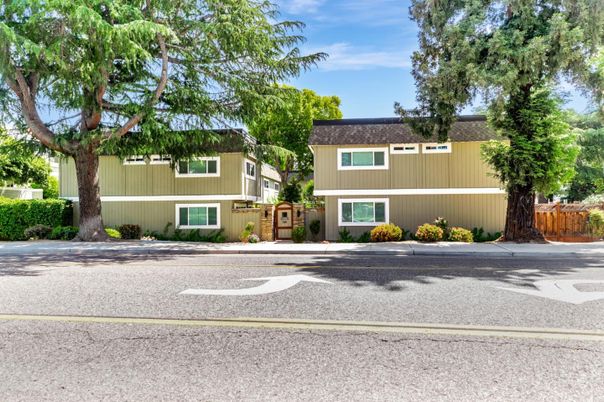 Exterior, Facade, Raised Ranch