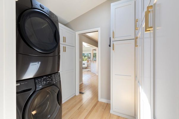 Interior, Utility Closets, Washer, Wood Texture Flooring