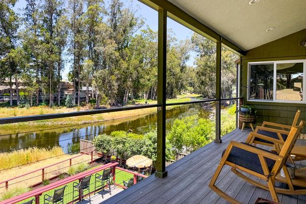 Exterior, Interior, Sun Room, Water
