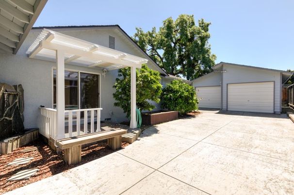 Detached Garage, Exterior