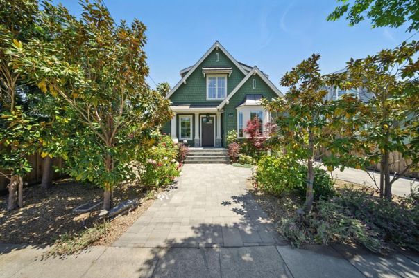 Exterior, Facade, Queen Anne Victorian