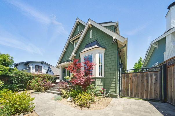 Exterior, Facade, Queen Anne Victorian