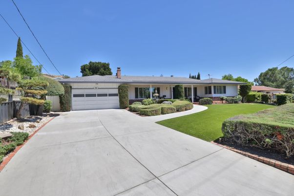 Attached, Exterior, Facade, Ranch