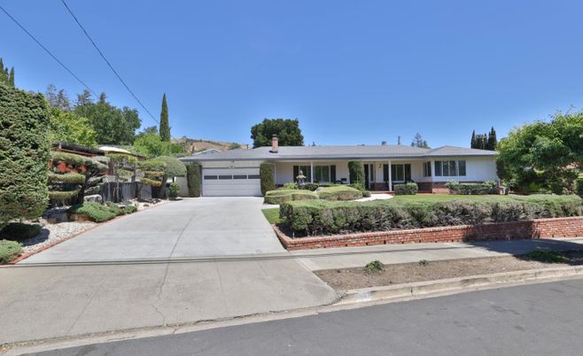 Attached, Exterior, Facade, Ranch