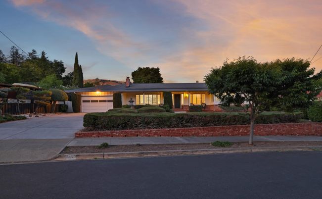 Attached, Exterior, Facade, Ranch