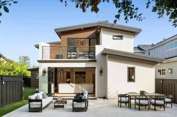 Exterior, Facade, Modern