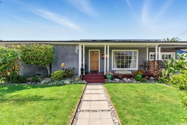 Exterior, Facade, Ranch