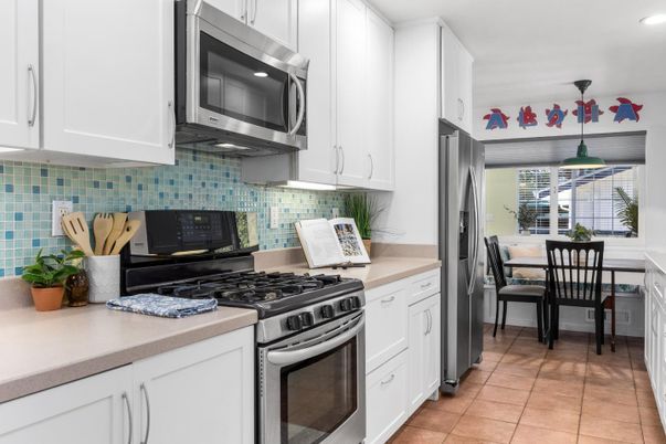 Dining room, Interior, Kitchen, Pendant Lights, Recessed Lighting, Stainless Steel Appliances