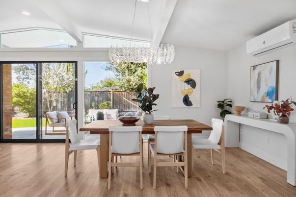 Chandelier, Dining room, Interior, Recessed Lighting, Wood Texture Flooring