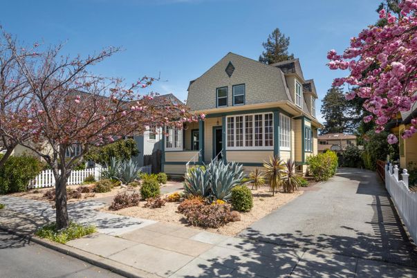 Exterior, Facade, Queen Anne Victorian