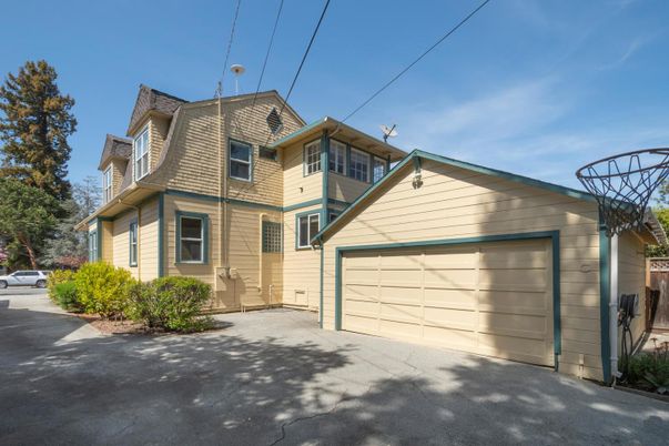 Attached, Exterior, Facade, Queen Anne Victorian