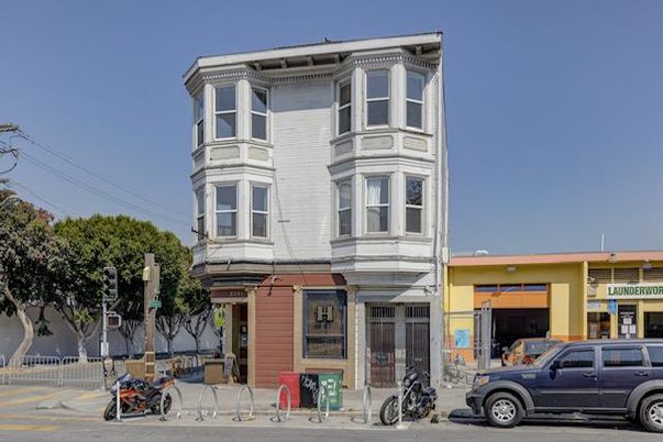 Exterior, Facade, Rowhouse