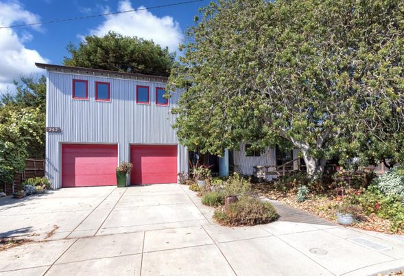 Attached, Exterior, Facade, Raised Ranch