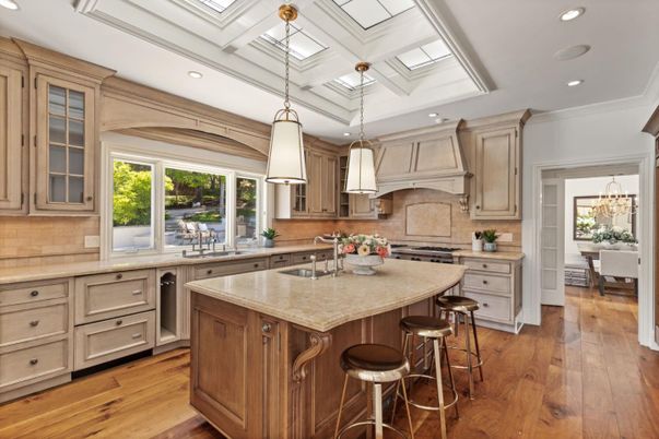 Chandelier, Dining room, Interior, Recessed Lighting, Wood Texture Flooring
