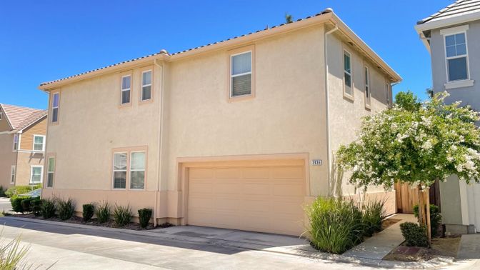 Attached, Exterior, Facade, Mediterranean