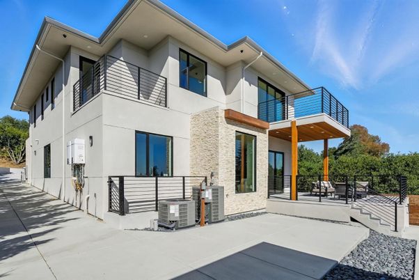 Exterior, Facade, Modern