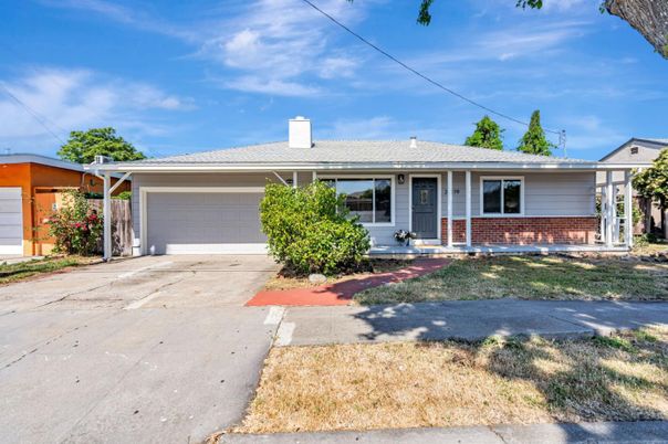 Attached, Exterior, Facade, Ranch