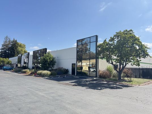 Exterior, Facade, Modern