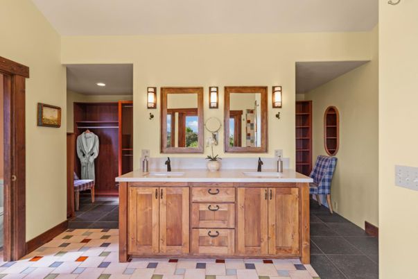 Bathroom, Dual Sink Vanities, Interior, Recessed Lighting