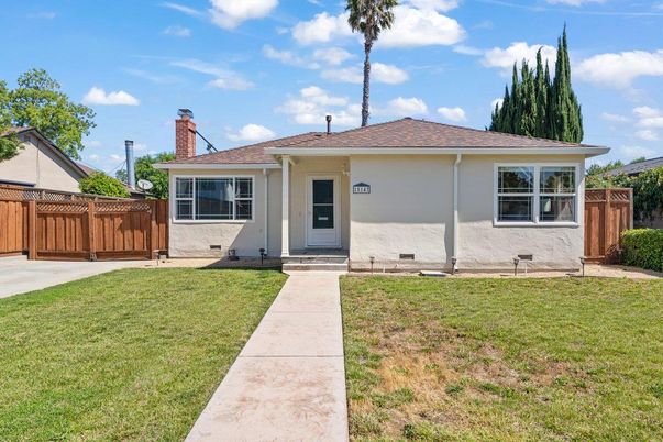 Backyard, Exterior, Facade, Ranch