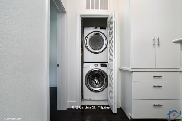 Interior, Utility Closets, Washer, Wood Texture Flooring