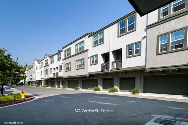 Attached, Exterior, Facade, Rowhouse