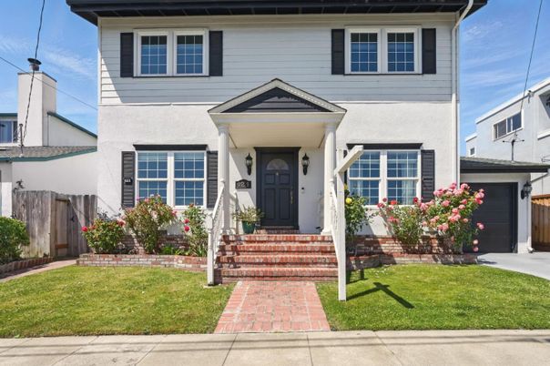 Exterior, Facade, American Foursquare