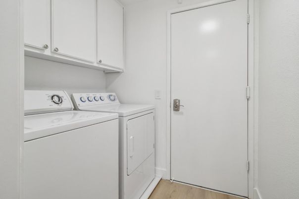 Interior, Washer, Wood Texture Flooring