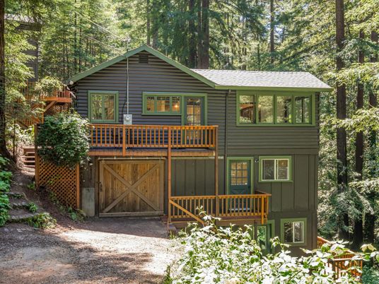 Exterior, Facade, Log Home