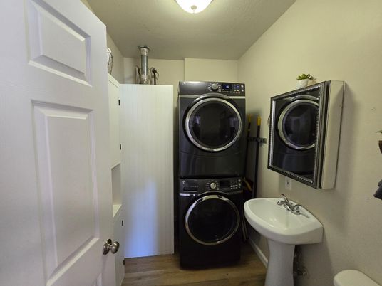 Interior, Utility Closets, Washer, Wood Texture Flooring