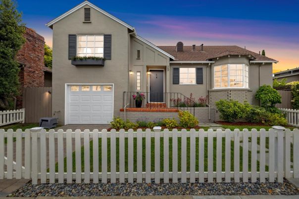 Attached, Exterior, Facade, American Craftsman