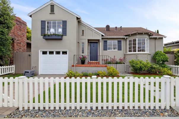 Attached, Exterior, Facade, American Craftsman