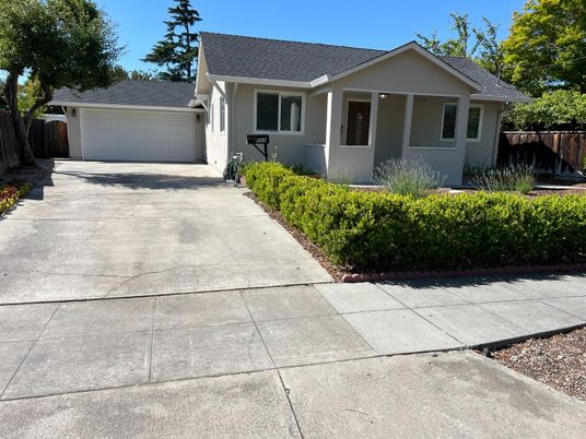 Attached, Exterior, Facade, Ranch