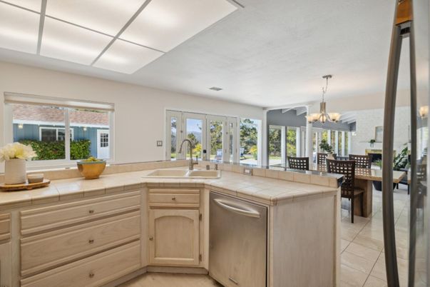 Chandelier, Dining room, Interior, Kitchen, Tile Countertops