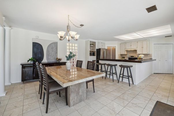 Chandelier, Dining room, Interior, Kitchen, Stainless Steel Appliances