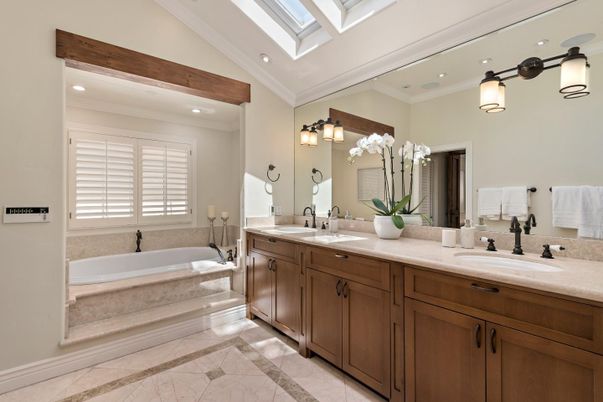 Bathroom, Dual Sink Vanities, Interior, Recessed Lighting