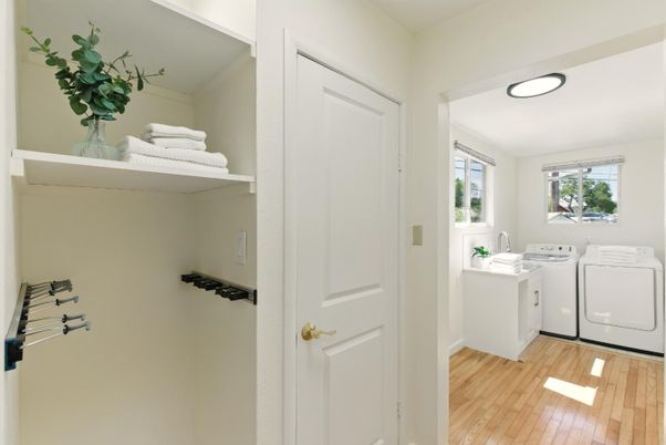 Interior, Recessed Lighting, Washer, Wood Texture Flooring