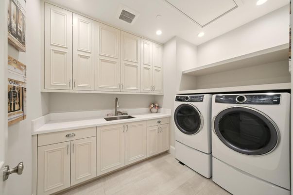 Interior, Recessed Lighting, Washer, Wood Texture Flooring